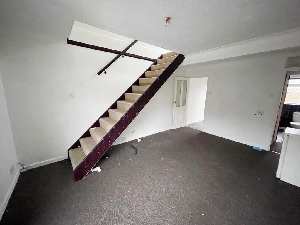 Lot: 64 - A MIX OF COMMERCIAL AND RESIDENTIAL PROPERTY FOR IMPROVEMENT IN CITY CENTRE - Living Room in flat number 43A